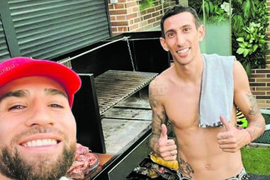 Jogadores do Benfica entre churrasco e praia