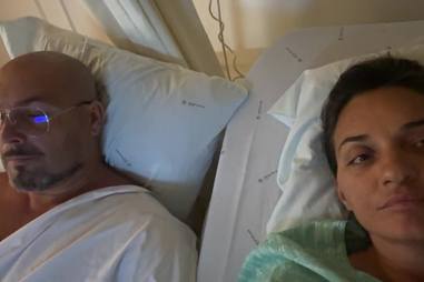 O cantor Melão, de 48 anos, e a namorada, Sofia Branco	