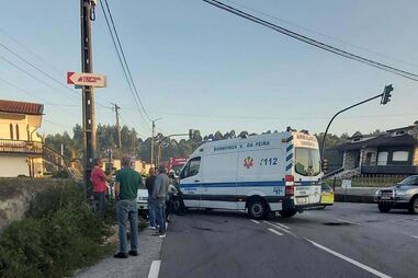 Bombeiro e civil feridos com gravidade em colisão entre ambulância e carro em Santa Maria da Feira