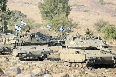 Soldados e blindados israelitas