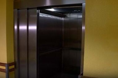 Bombeiros acionados para queda de elevador com pessoas no interior em Oeiras