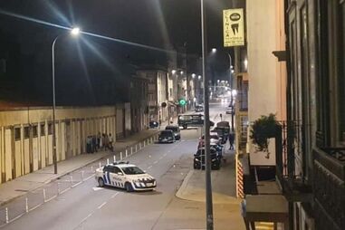 Tiros disparados de carro em movimento atingem viatura estacionada