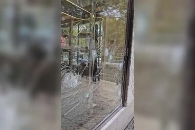 Ativistas partem vidro da loja da Gucci na Avenida da Liberdade em Lisboa
