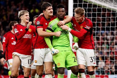 Garnacho (à esquerda) celebra defesa de Onana (ao centro)