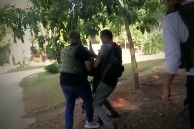 Vinte horas de terror: testemunhos de quem sobreviveu à matança do Hamas num kibbutz israelita