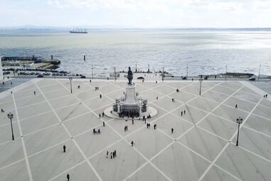 Lisboa terreiro paço praça comércio pessoas 