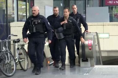 Mulher baleada pela polícia no metro de Paris após fazer ameaças e defender terrorismo