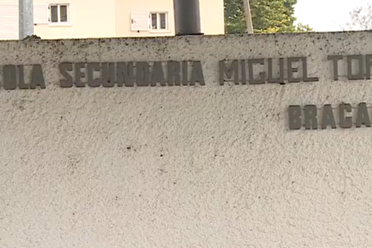 Aluno dá pontapé na cara da professora em escola de Bragança