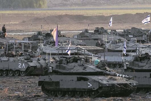 Militares israelitas aguardam a ordem para entrar em Gaza