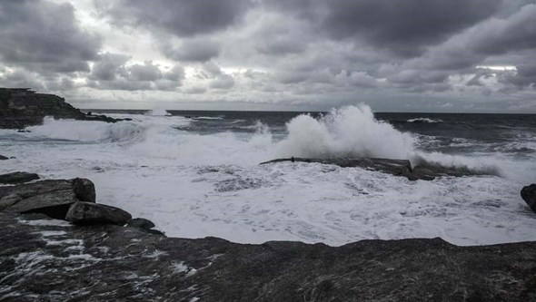 Autoridade Marítima e Marinha alertam para ventos fortes e ondas que podem chegar aos 13 metros