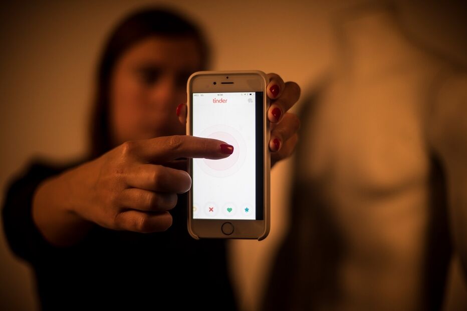Mulher e homem utilizaram a aplicação de engates Tinder