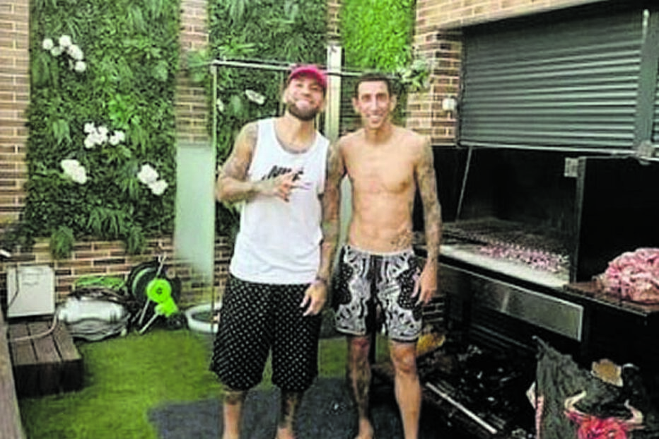 Jogadores do Benfica entre churrasco e praia