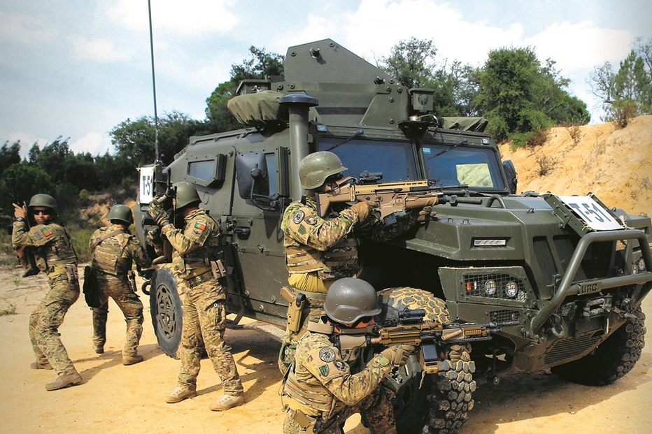 Equipa de combate treina tiro real em Alcochete