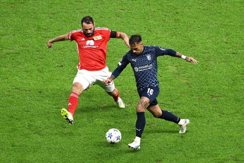 Rodrigo Zalazar, do Sp. Braga, tenta passar por Lucas Tousart, do Union Berlim, no encontro da Liga dos Campeões