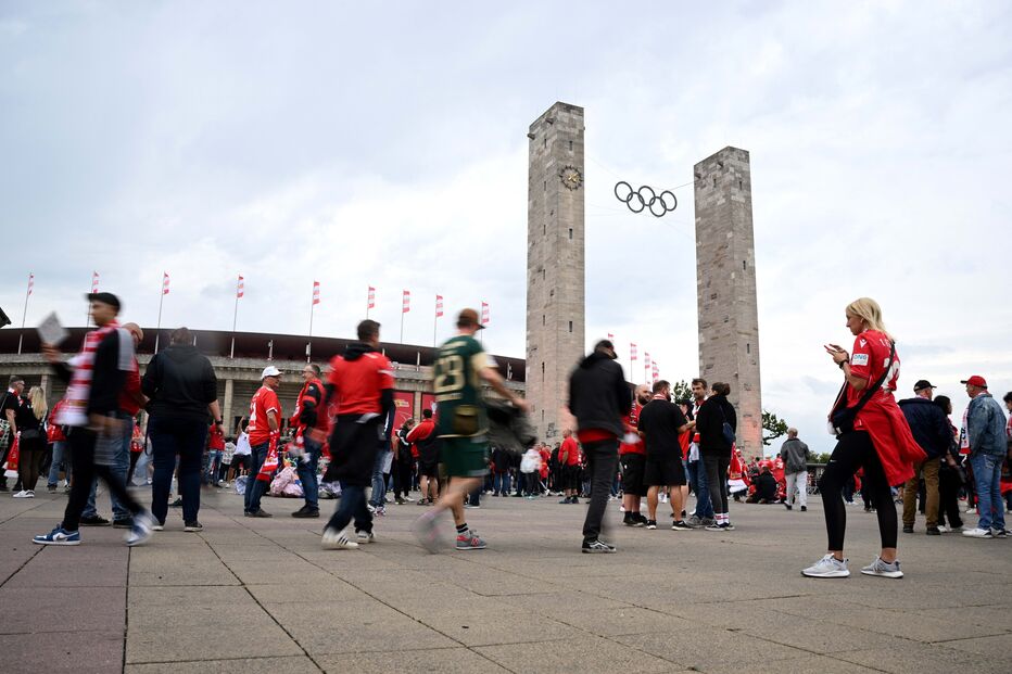 Adeptos entram no Olympiastadion antes do jogo entre Union Berlim e Sp. Braga, na Liga dos Campeões