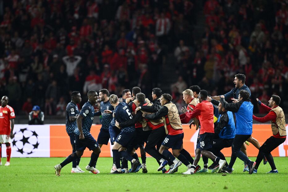 Todos os jogadores do banco do Sp. Braga invadiram o recinto de jogo para comemorar a vitória na Champions em Berlim