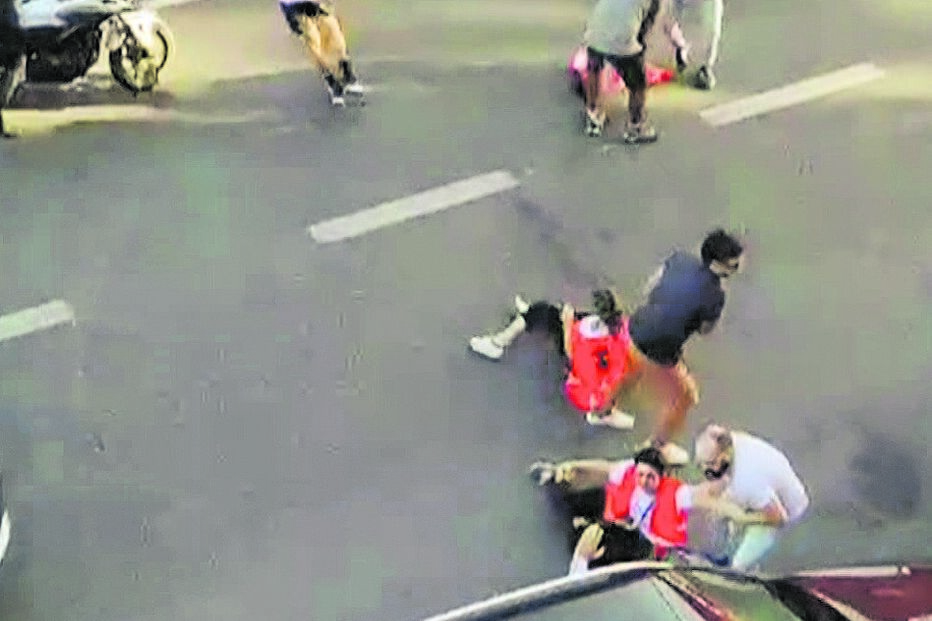 Condutores ficaram bloqueados devido ao protesto que cortou uma das principais vias de acesso à capital. Manifestantes detidos