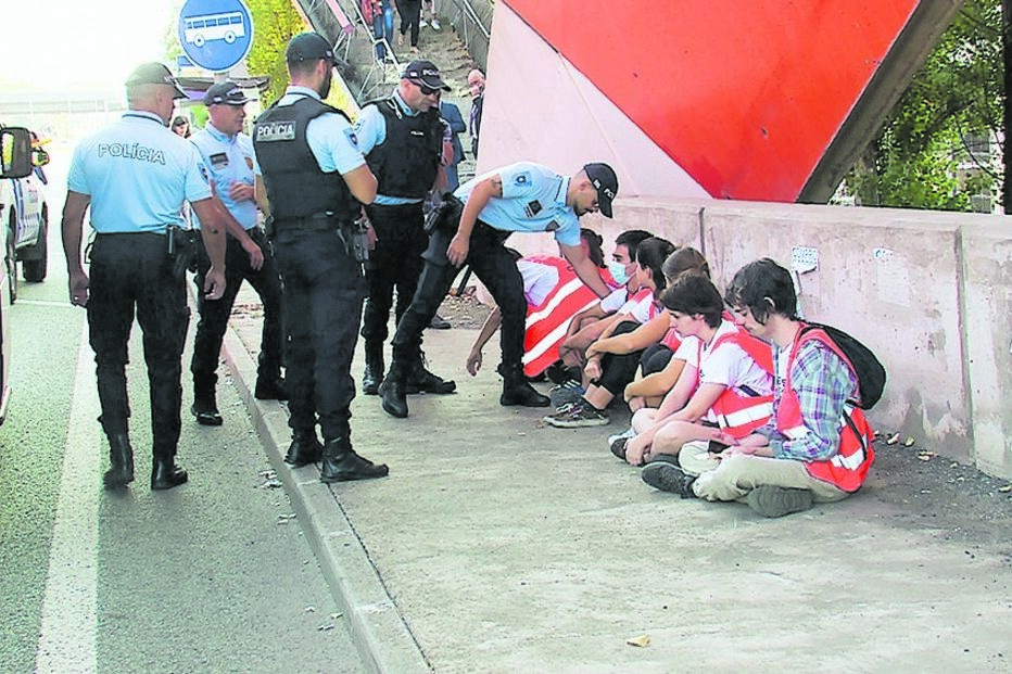 Condutores ficaram bloqueados devido ao protesto que cortou uma das principais vias de acesso à capital. Manifestantes detidos