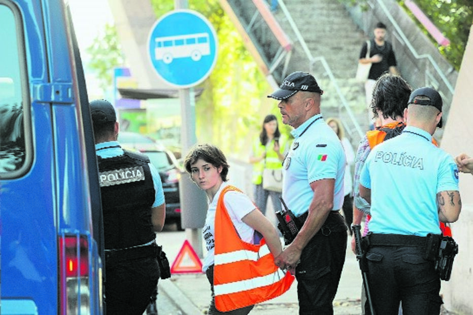 Condutores ficaram bloqueados devido ao protesto que cortou uma das principais vias de acesso à capital. Manifestantes detidos