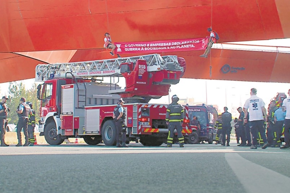Condutores ficaram bloqueados devido ao protesto que cortou uma das principais vias de acesso à capital. Manifestantes detidos