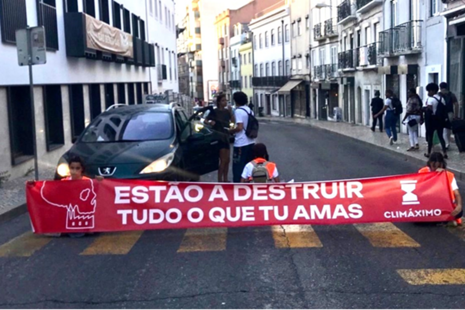 Ativistas bloqueiam rua de São Bento em Lisboa. Há três detidos 