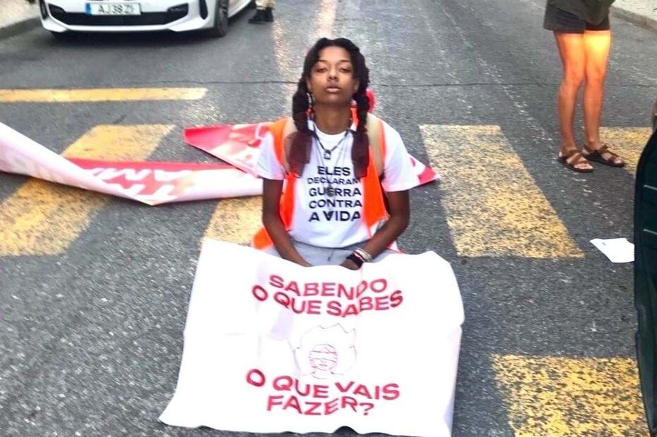 Ativistas bloqueiam rua de São Bento em Lisboa. Há três detidos 