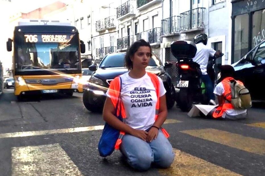 Ativistas bloqueiam rua de São Bento em Lisboa. Há três detidos 