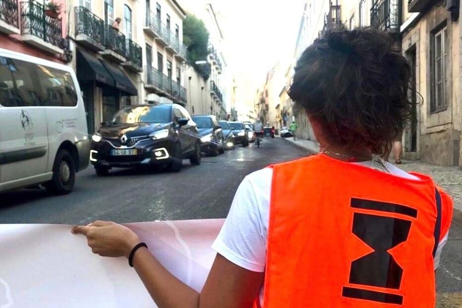 Ativistas bloqueiam rua de São Bento em Lisboa. Há três detidos 