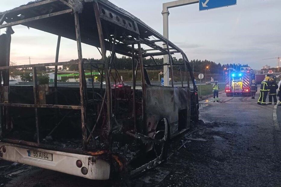 Miniautocarro consumido pelas chamas na Maia