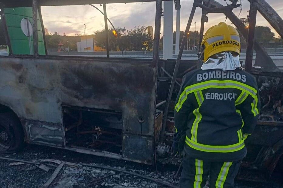Miniautocarro consumido pelas chamas na Maia