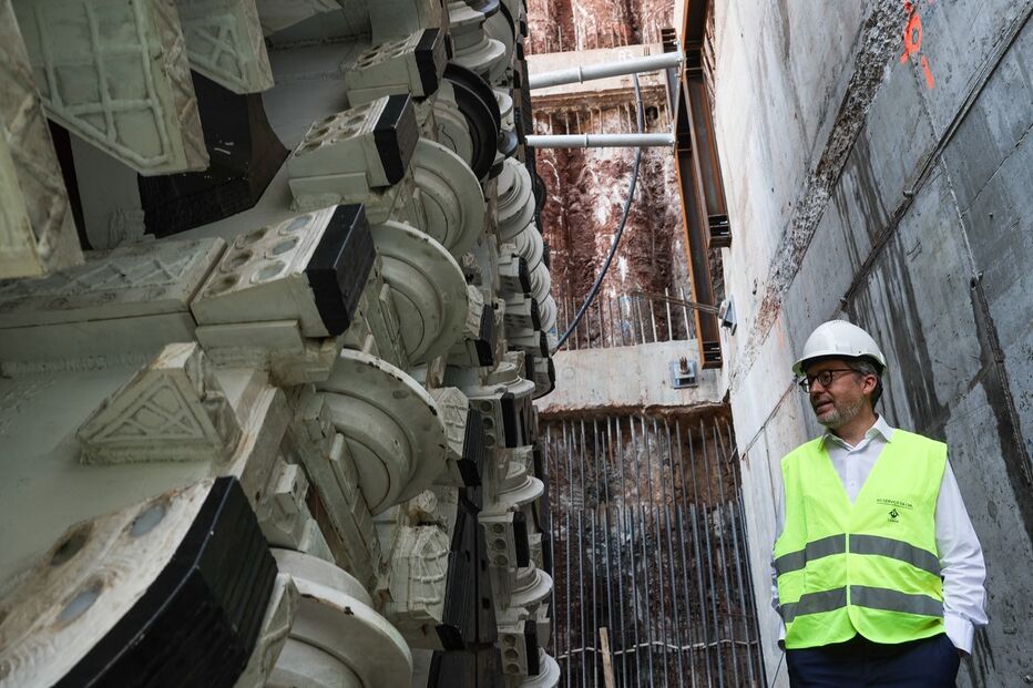 Esta máquina gigante, uma tuneladora, tem um diâmetro de 5,5 metros e vai perfurar a cidade de Lisboa a partir de novembro