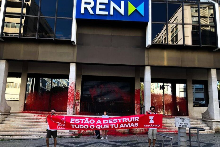 Ativistas do grupo Climáximo pintam edifício da REN em Lisboa