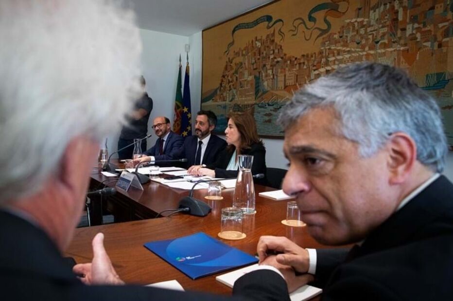 Governo negoceia salário mínimo de 820 euros 