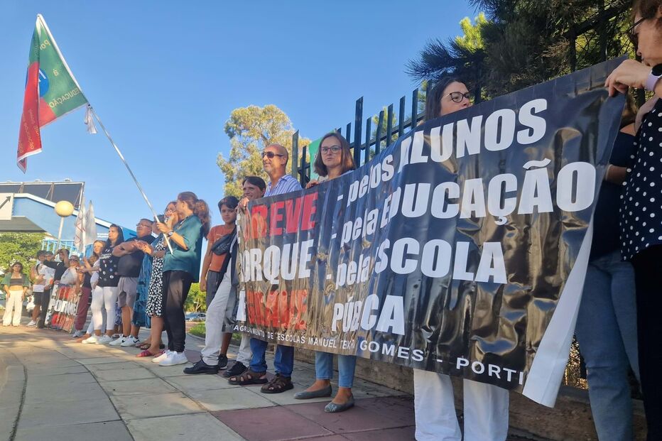 Docentes e educadores de todo o país em greve por melhores condições de trabalho