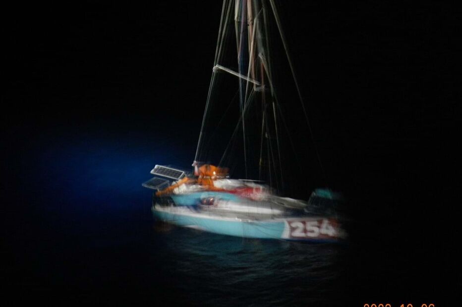 Marinha coordena resgate de tripulante a bordo de veleiro