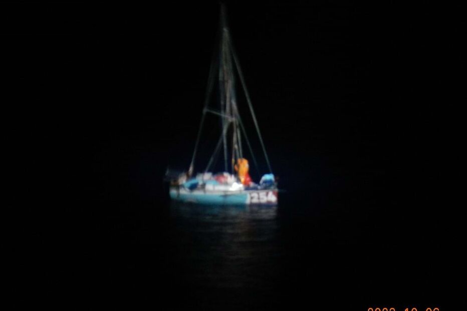 Marinha coordena resgate de tripulante a bordo de veleiro