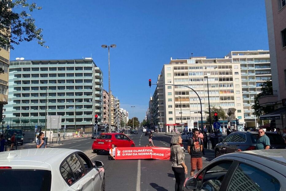 Ativistas do grupo Climáximo bloqueiam trânsito na Avenida de Roma 