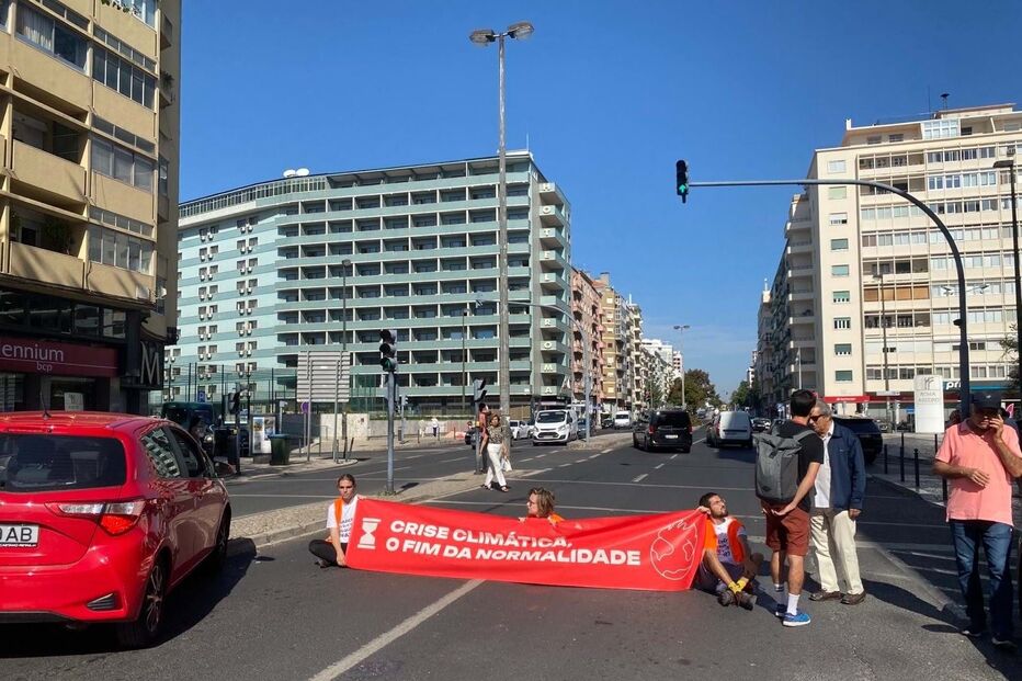 Ativistas do grupo Climáximo bloqueiam trânsito na Avenida de Roma 