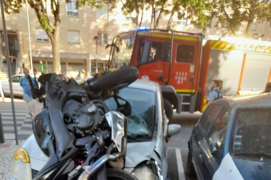 Fuga à polícia resulta em colisão entre uma moto e carro em Caxias