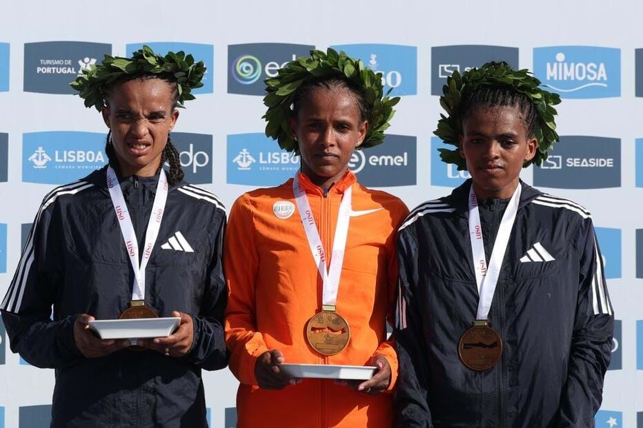 Etíope Enatnesh Tirusew (ao centro)