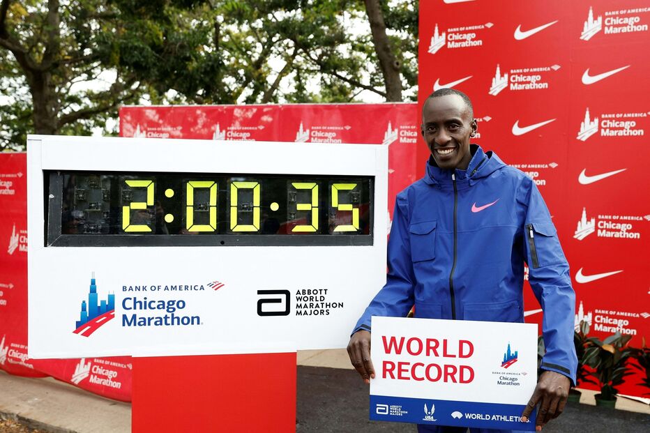 Kelvin Kiptum posa ao lado do recorde do mundo da maratona, em Chicago