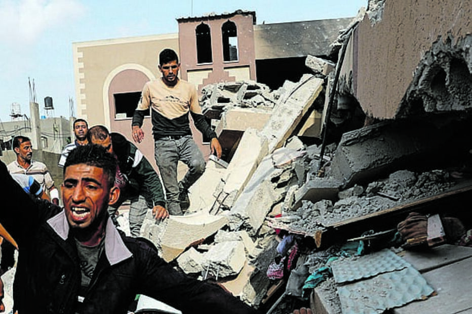 Israel ataca mais de 800 alvos em Gaza e prepara operação terrestre