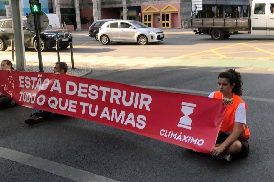 Ativistas do Climáximo cortam circulação no cruzamento entre Avenida 5 de Outubro e Avenida de Berna