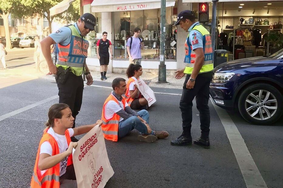 Ativistas do Climáximo cortam circulação no cruzamento entre Avenida 5 de Outubro e Avenida de Berna