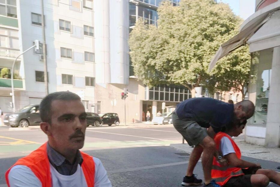 Ativistas do Climáximo cortam circulação no cruzamento entre Avenida 5 de Outubro e Avenida de Berna