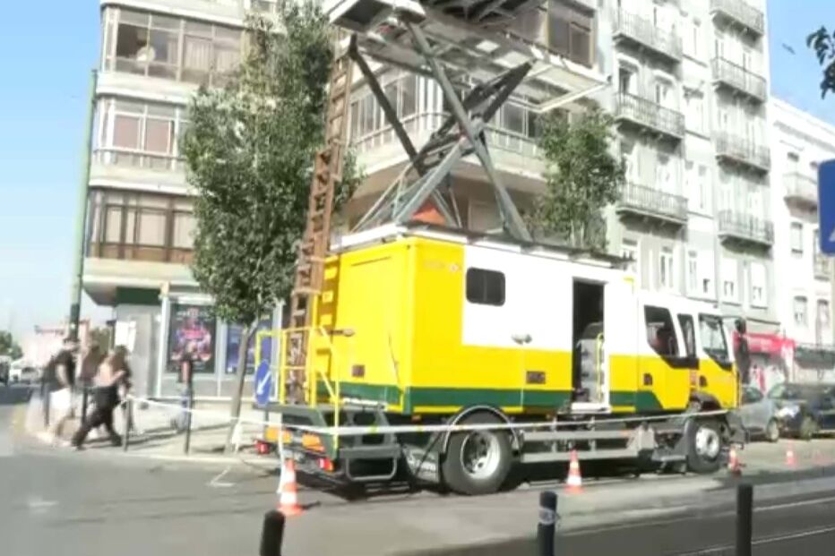 Trânsito na rua da Graça esteve cortado devido à queda de um poste