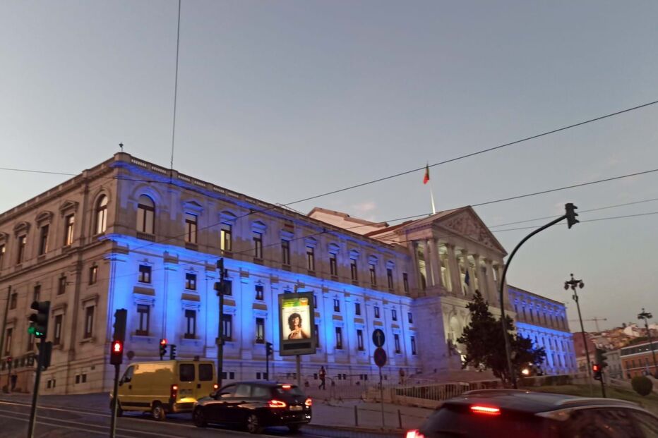 Fachada da Assembleia da República iluminada com cores da bandeira de Israel