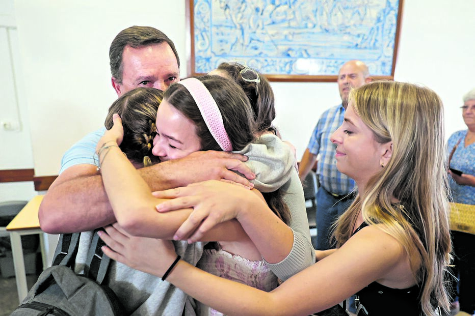 Emoção no reencontro com familiares no regresso a casa