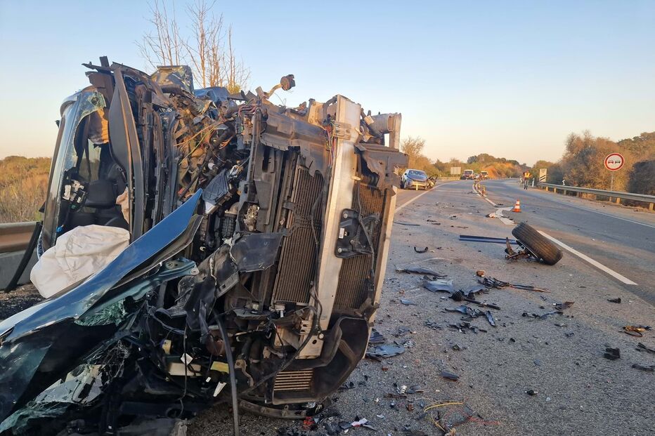 Colisão entre três carros na EN125 em Portimão