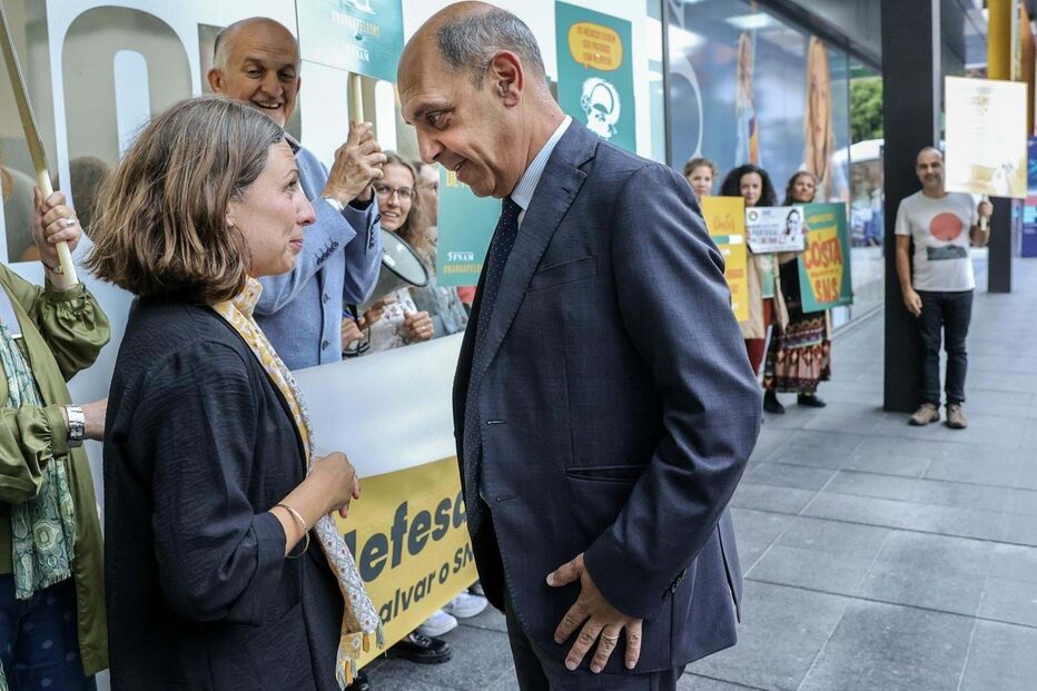 Joana Bordalo e Sá, presidente da FNAM, e Manuel Pizarro, ministro da Saúde